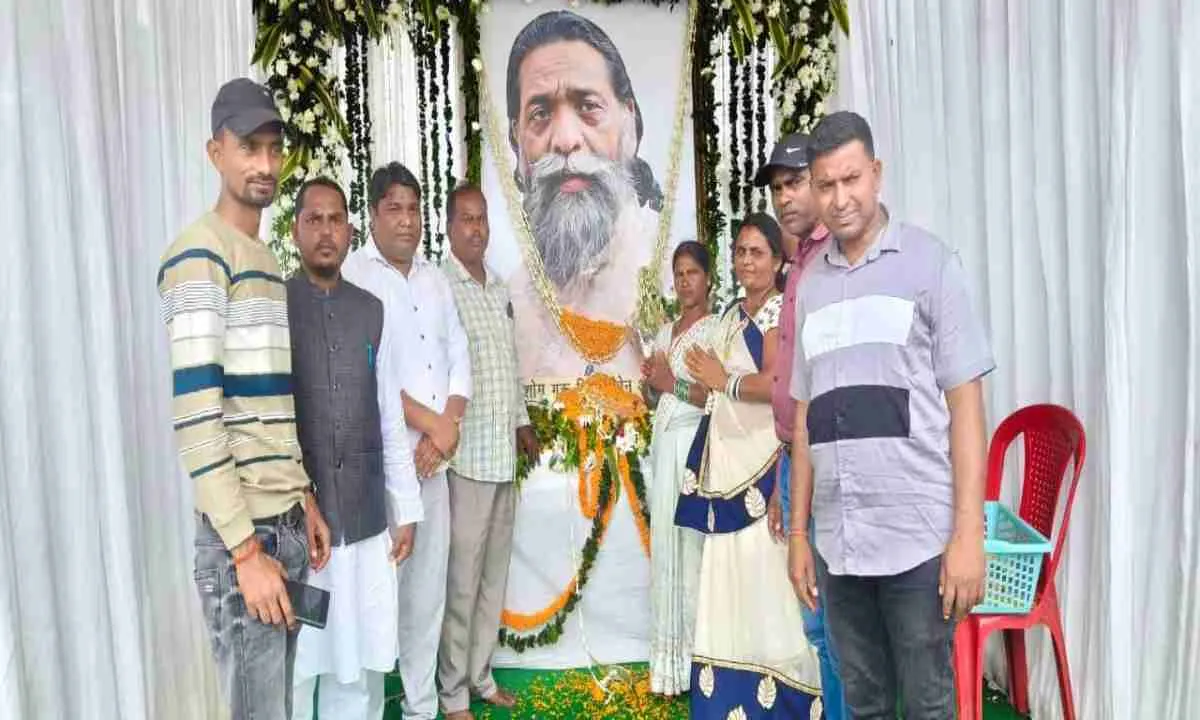 Hazaribagh News: चंदौल पंचायत के जनप्रतिनिधियों ने नेमार गांव में शिबू सोरेन को श्रद्धांजलि दी