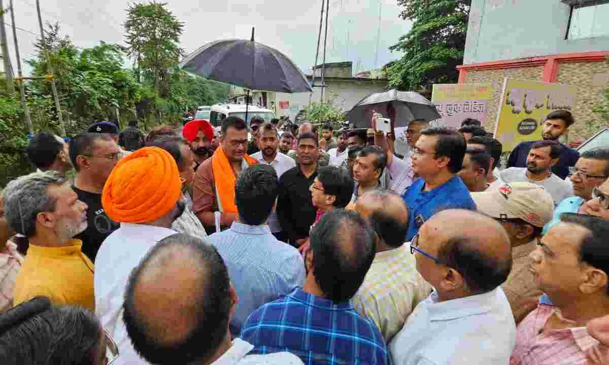 Hazaribagh News: सांसद मनीष जायसवाल ने रामगढ़ में जर्जर सड़कों का निरीक्षण किया, तत्काल मरम्मत का निर्देश