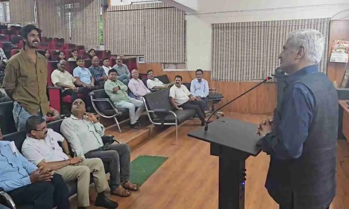 Hazaribagh News: फिल्म मेकिंग बन रहा है करियर का नया आयाम, युवा बना रहे हैं करियर