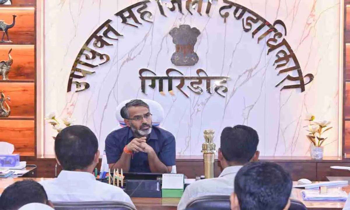 Giridih News: डीसी की अध्यक्षता में फोर लेन सड़क निर्माण की समीक्षा 