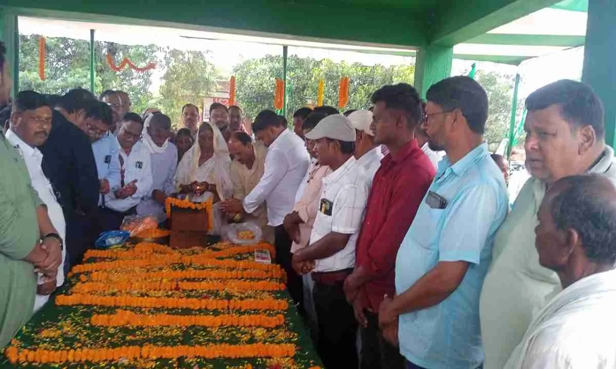 Giridih News: झामुमो प्रखंड कमेटी ने मनाया किशुन मरांडी का 31वा शहादत दिवस 