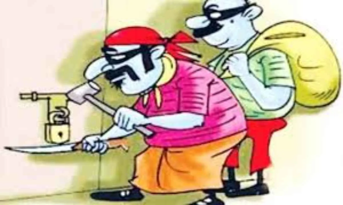 Giridih News: बेंगाबाद प्रखंड के दो स्कूलों में चोरी, अनाज से लेकर खेल सामग्री तक साफ