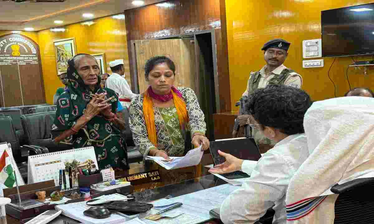 Sahibganj News: डीसी ने जनता दरबार लगाकर आमजनों की सुनी समस्याएं