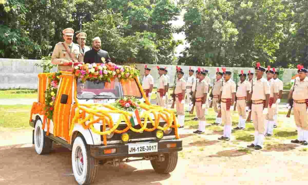 Koderma News: बागीटांड स्टेडियम में मुख्य समारोह का आयोजन, उपायुक्त ऋतुराज ने किया ध्वजारोहण 
