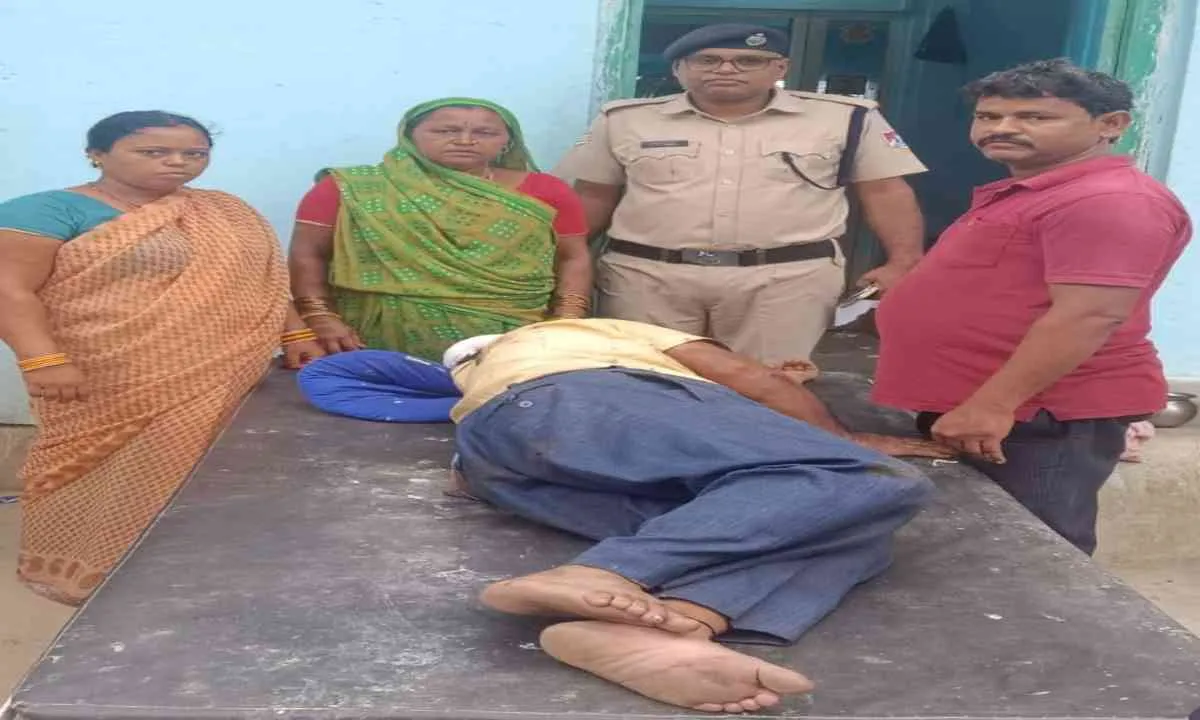 Koderma News: परसाबाद रेलवे स्टेशन के समीप ट्रेन से गिरकर घायल हुआ यात्री 