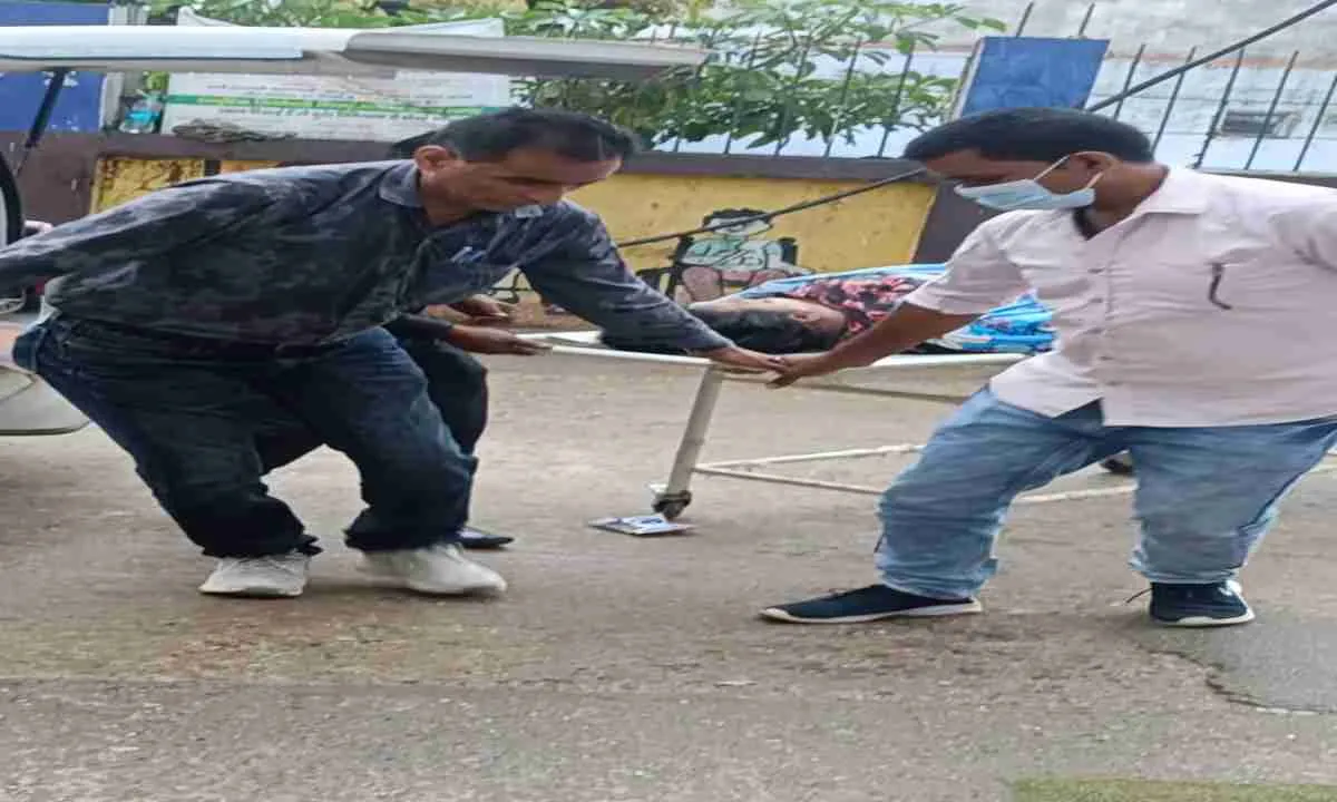 Koderma News: जिला कल्याण पदाधिकारी अपने घर में मिली बेहोश, रिम्स रेफर