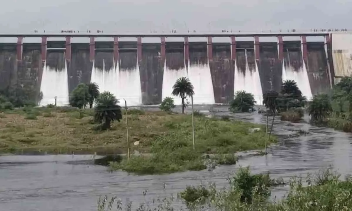 Koderma News: तिलैया डैम में बोटिंग पूरी तरह से बंद, देर रात खोले गए डैम के गेट