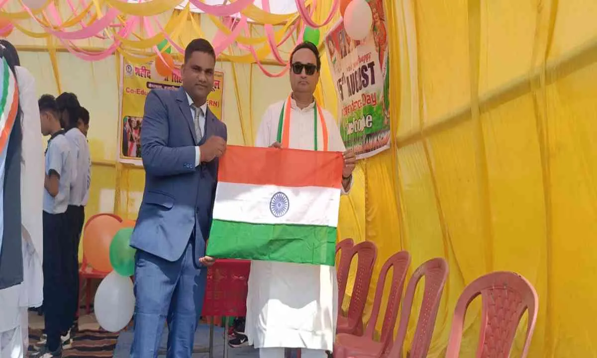 Hazaribagh News: जदयू नेता सह समाजसेवी राकेश गुप्ता ने 79वे स्वतंत्रता दिवस के अवसर पर विभिन्न जगहों पर किया झंडोत्तोलन