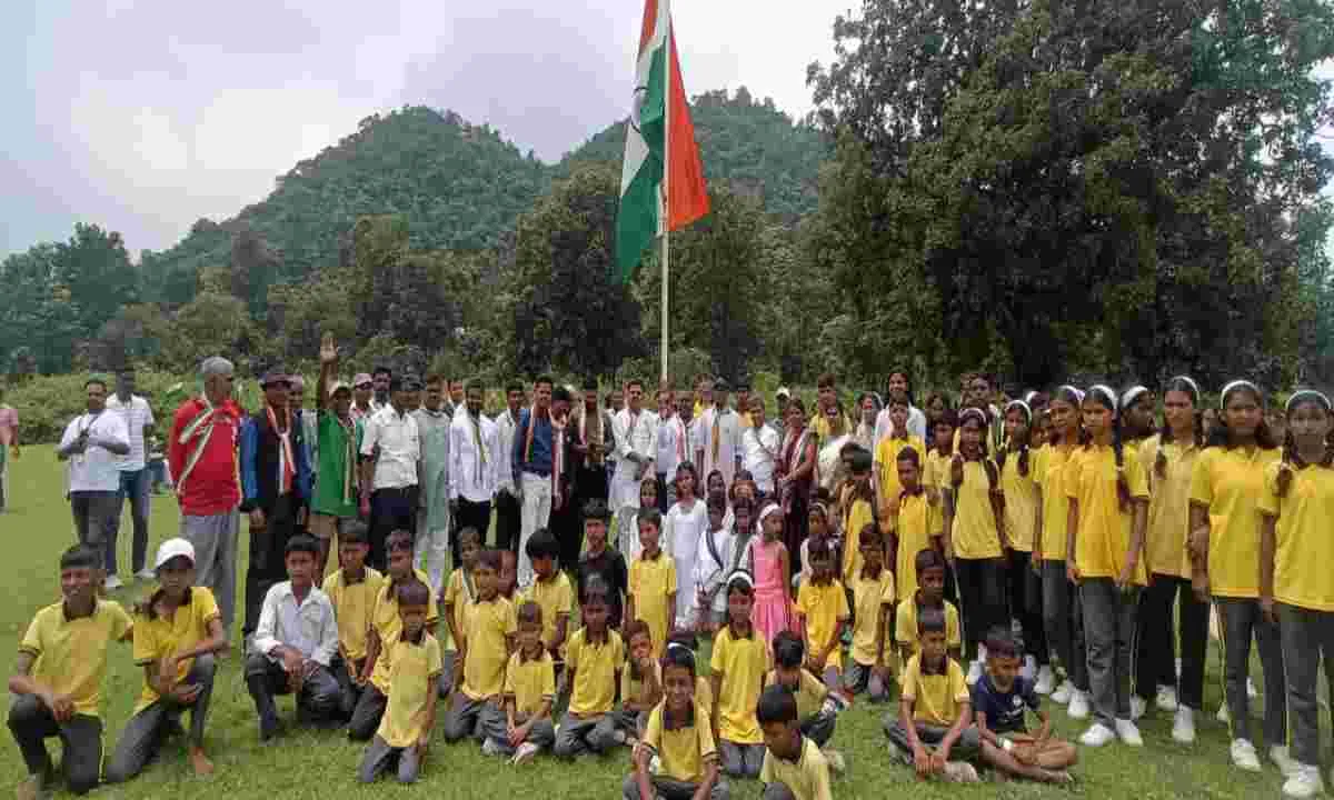 Hazaribagh News: पूर्व सदर विधानसभा प्रत्याशी मुन्ना सिंह ने फहराया तिरंगा, बहोरनपुर में लहराया सबसे ऊँचा राष्ट्रीय ध्वज