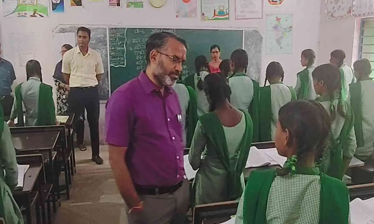 Giridih News: उपायुक्त ने SSSGDNF गर्ल्स हाई स्कूल का औचक निरीक्षण, दिए आवश्यक निर्देश