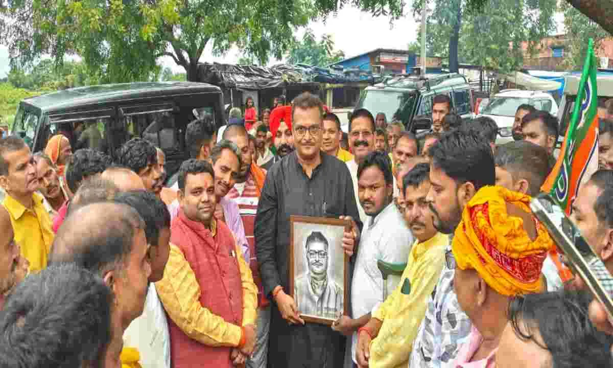 Hazaribagh News: सांसद मनीष जायसवाल ने टाटीझरिया के धरमपुर में किया विकास कार्यों का निरीक्षण, समस्याओं पर की चर्चा