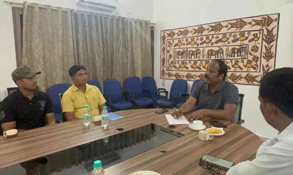 Hazaribagh News: विकास कार्यों को लेकर विधायक प्रदीप प्रसाद ने संबंधित पदाधिकारियों के साथ बैठक 