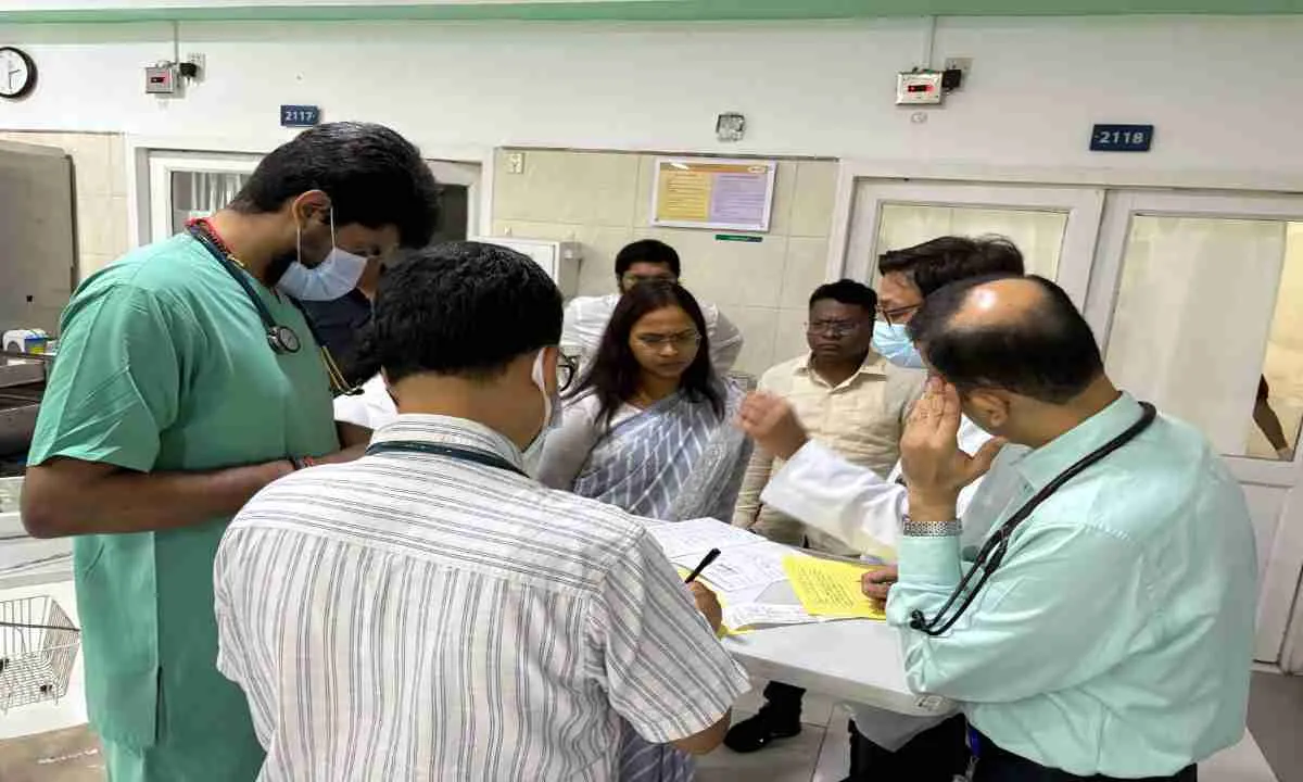 मंत्री शिल्पी नेहा तिर्की ने अपोलो अस्पताल में रामदास सोरेन के स्वास्थ्य की ली जानकारी 