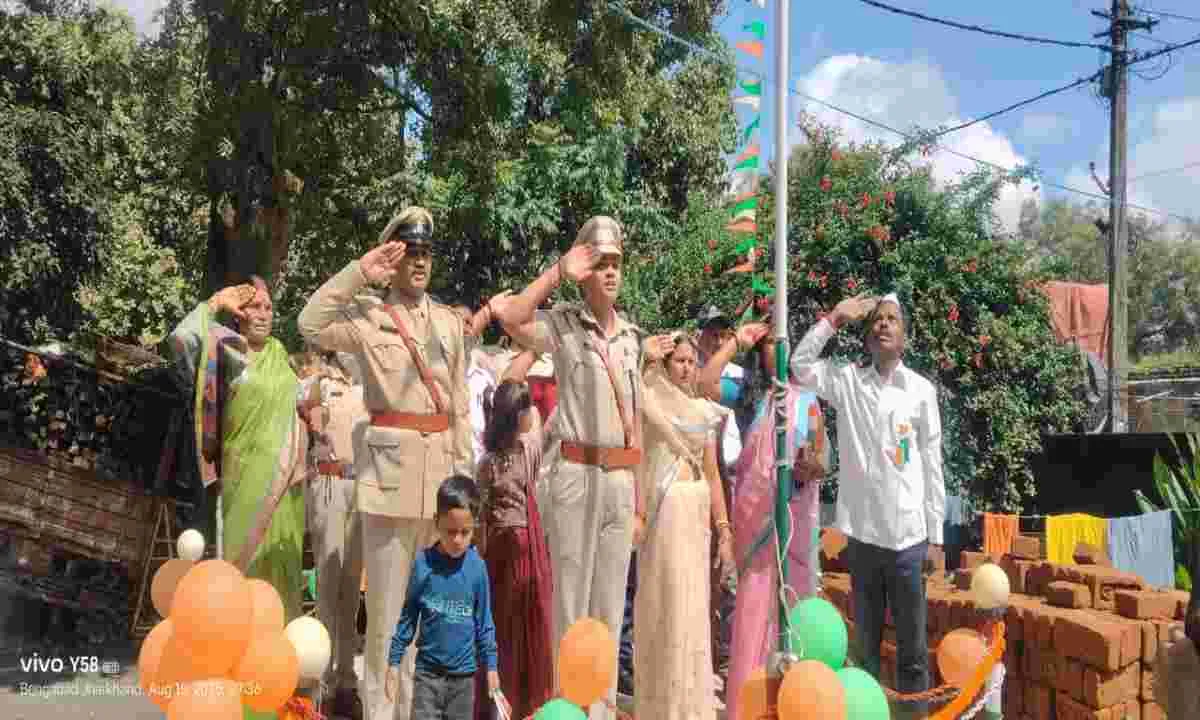 Giridih News: बेंगाबाद में शान से लहराया तिरंगा, सभी ने दी राष्ट्रीय झंडे को सलामी