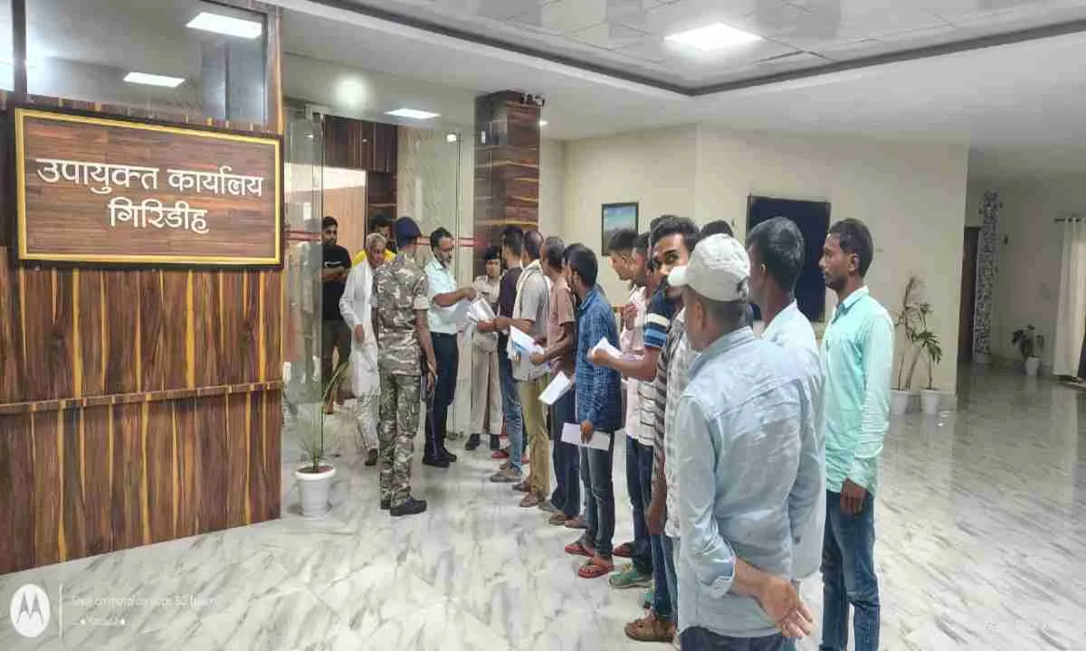 Giridih News: गृह रक्षक वाहिनी की भर्ती प्रक्रिया में धांधली का आरोप, उपायुक्त को सौंपा ज्ञापन 