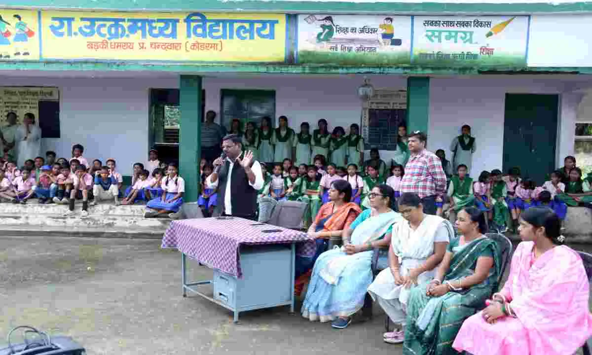 Koderma News: ग्रिज़ली विद्यालय के छात्रों ने नुक्कड़ नाटक से दिया स्वच्छता एवं हरित पर्यावरण का संदेश