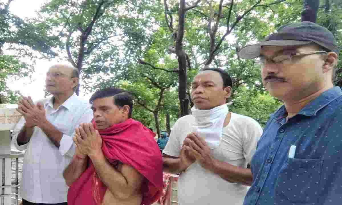 Giridih News: सराक जैन समाज ने शिखरजी में मनाया मोक्ष अष्टमी 