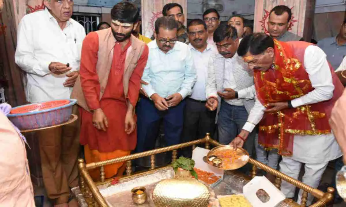 Ranchi News: पहाड़ी मंदिर में 10 सोलर लाइट का संजय सेठ ने किया उद्घाटन