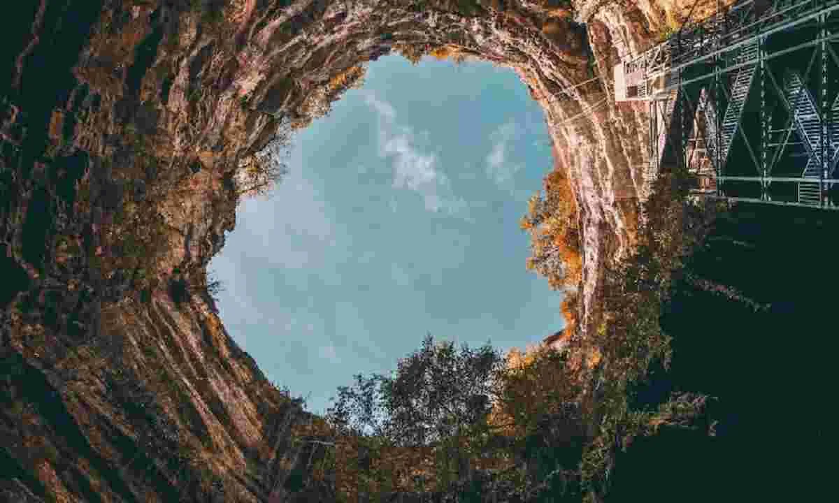 जमीन से पाताल की गहराई: पौराणिक और वैज्ञानिक नज़रिए से