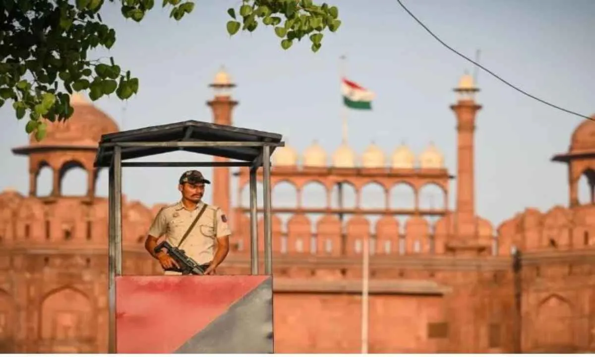 स्वतंत्रता दिवस से पहले लाल किले की सुरक्षा में बड़ी चूक, 7 पुलिसकर्मी निलंबित