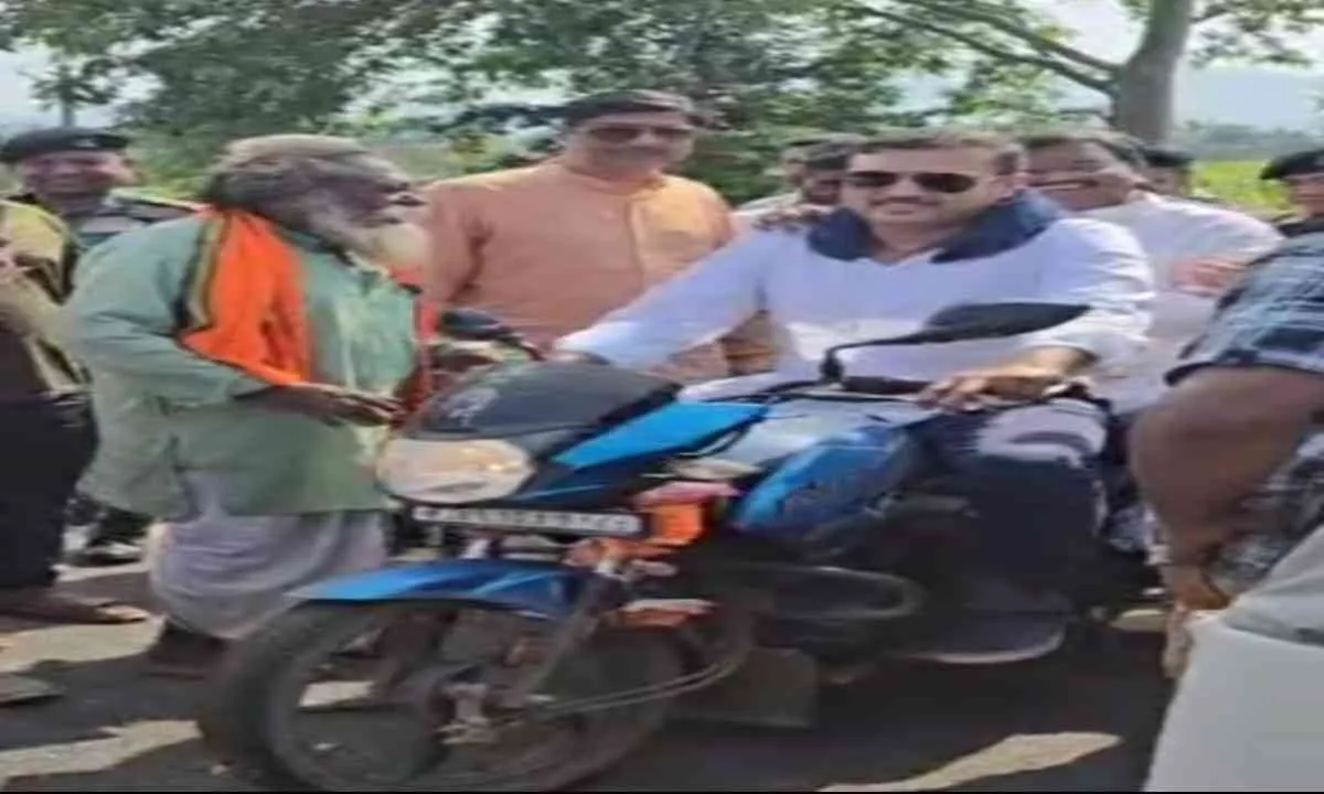 अंतिम संस्कार में शामिल होने बाइक से नेमरा पहुंचे अर्जुन मुंडा और सुदेश महतो