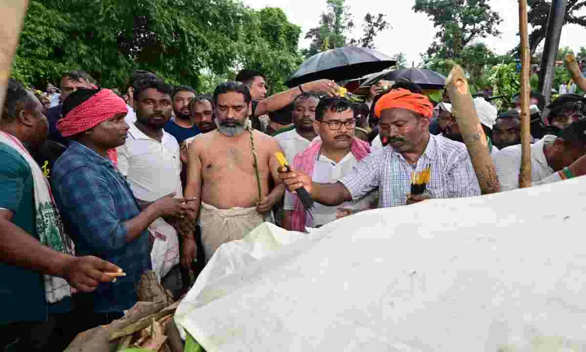 दिशोम गुरु दिवंगत शिबू सोरेन का पैतृक गांव नेमरा में हुआ अंतिम संस्कार, 