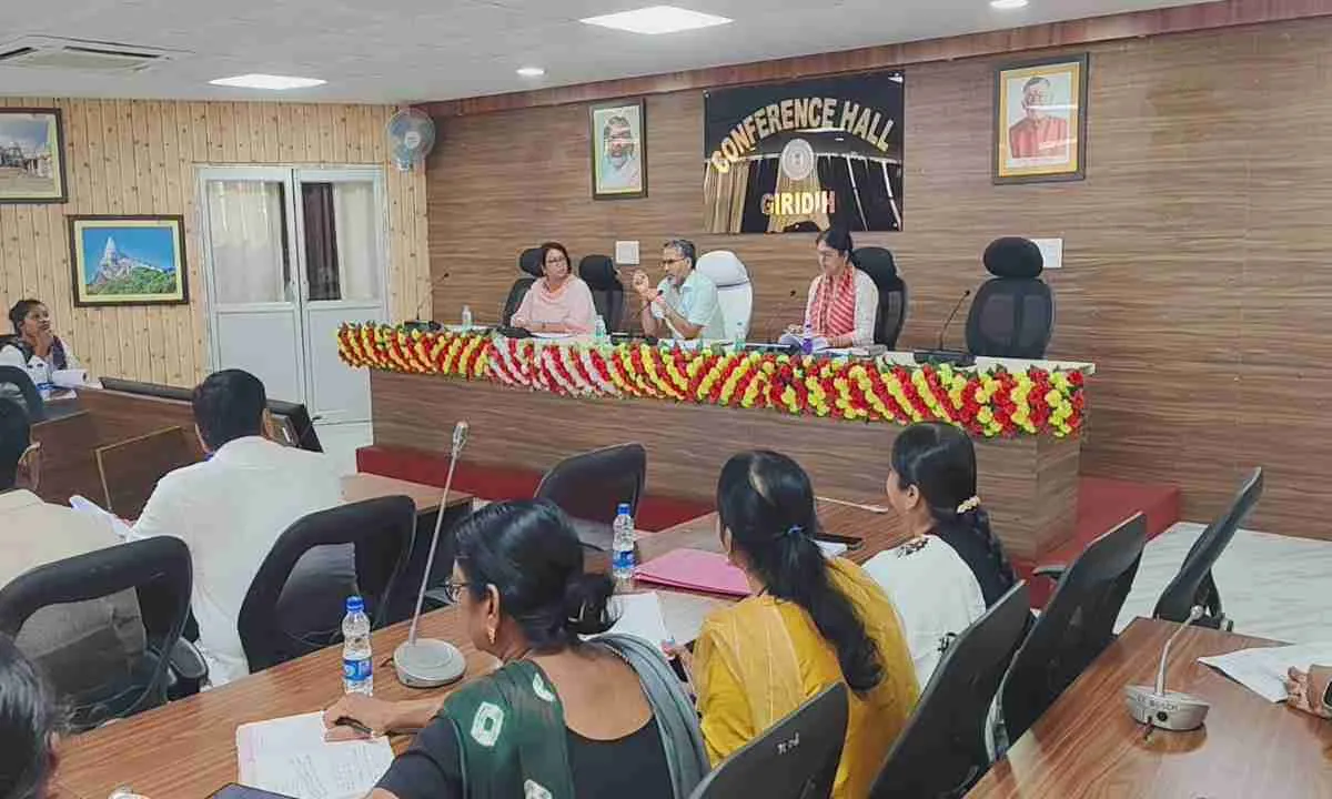 Giridih News: उपायुक्त की अध्यक्षता में समाज कल्याण विभाग की बैठक, लाभुकों को मिलेगा समय पर लाभ 