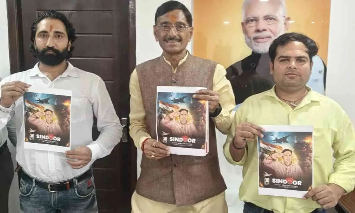 Ranchi news: आशुतोष द्विवेदी ने 'ऑपरेशन सिंदूर' पर बनाया गीत, रक्षा मंत्री संजय सेठ ने किया अनावरण