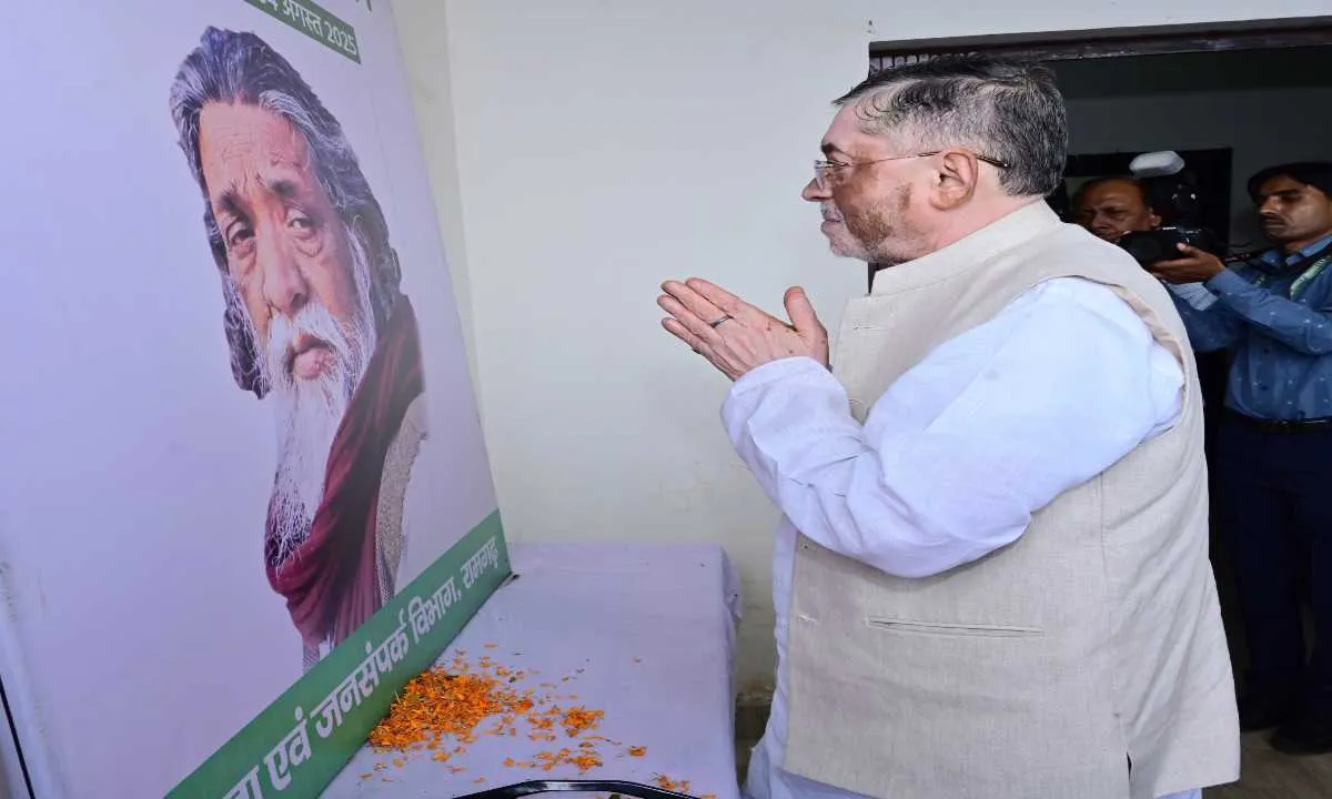 Ramgarh news: राज्यपाल संतोष गंगवार ने शिबू सोरेन को नेमरा में दी श्रद्धांजलि, परिवार से मिले
