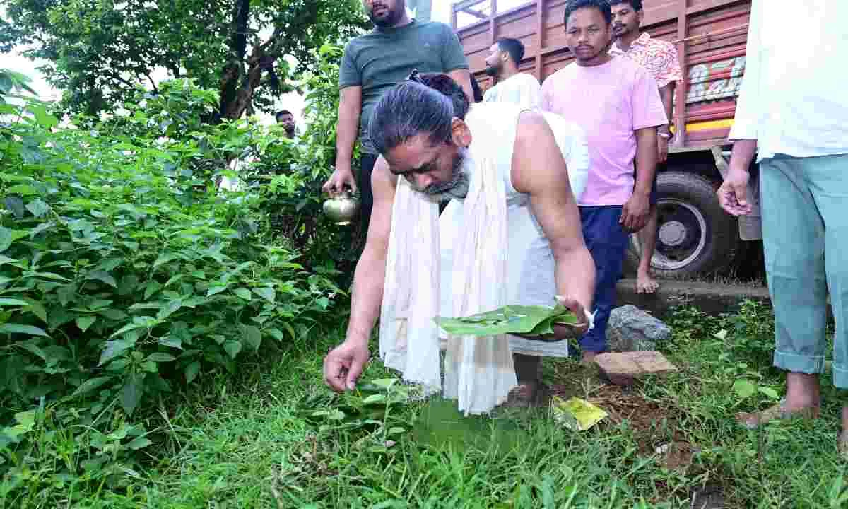 दिशोम गुरु के श्राद्ध कर्म का चौथा दिन: मुख्यमंत्री हेमंत सोरेन ने निभाई भोजन परोसने की रस्म