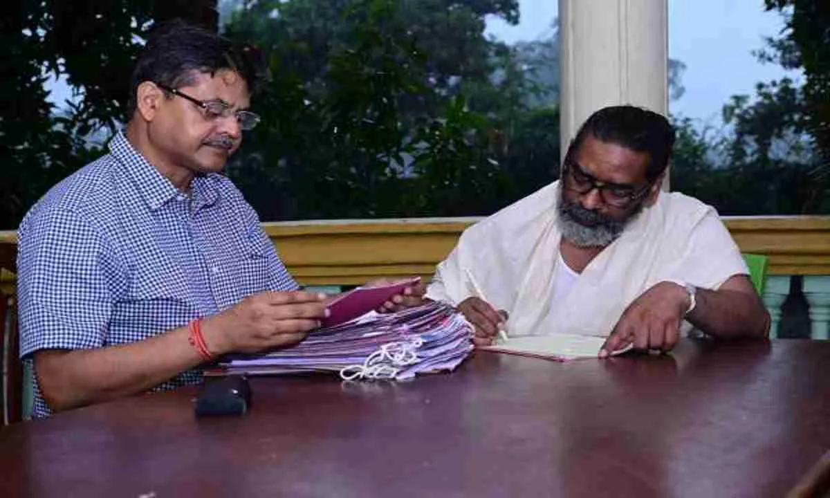 बेटे का फर्ज और राजधर्म: दुख की घड़ी में हेमंत सोरेन निभा रहें मुख्यमंत्री की जिम्मेदारी