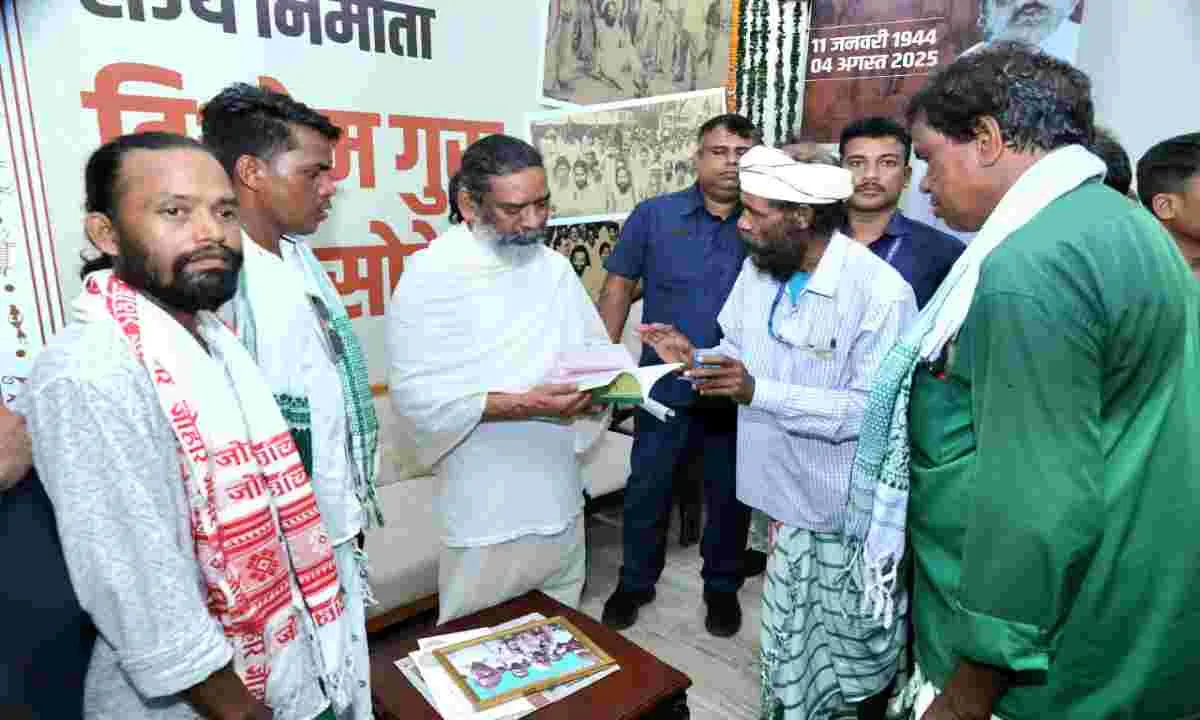 Ramgarh news: स्मृति शेष-दिशोम गुरु शिबू सोरेन को श्रद्धांजलि अर्पित करने वालों का लगा तांता