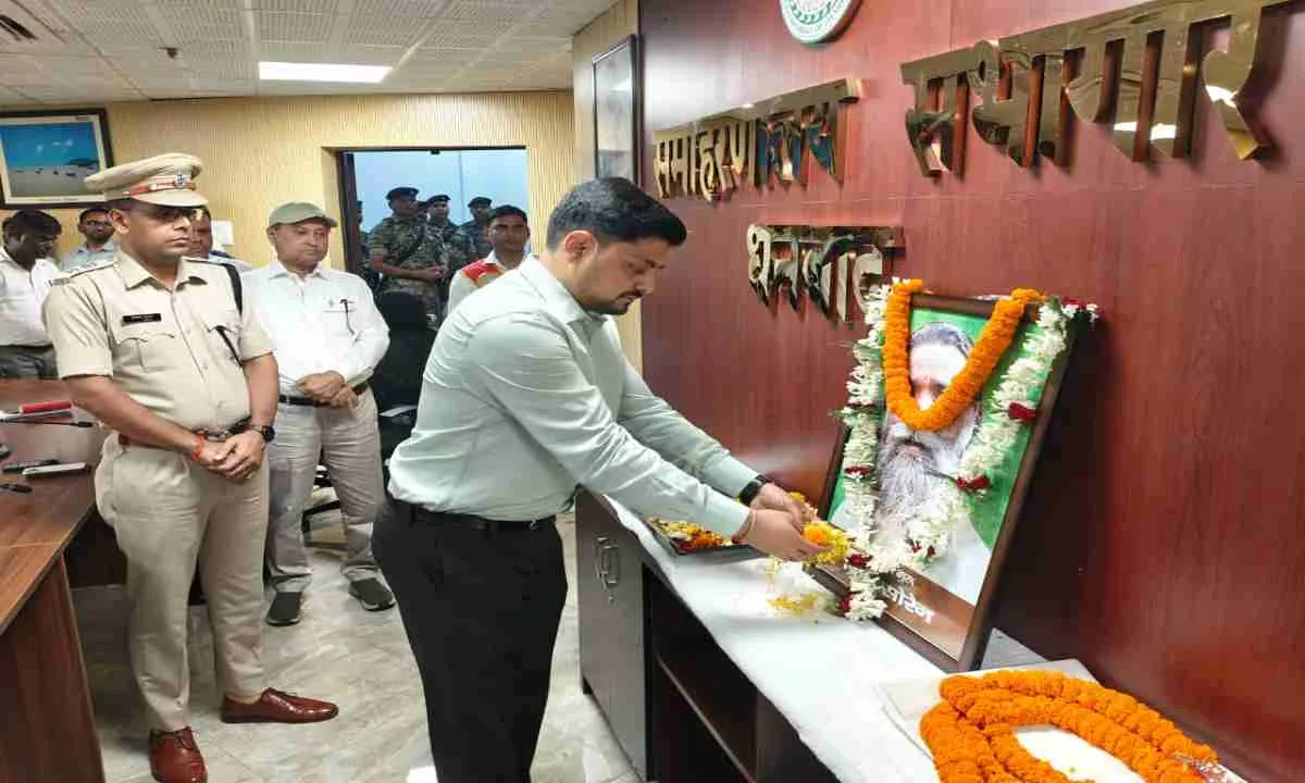 Dhanbad News: पूर्व मुख्यमंत्री दिशोम गुरु शिबू सोरेन को समाहरणालय में दी गई भावभीनी श्रद्धांजलि