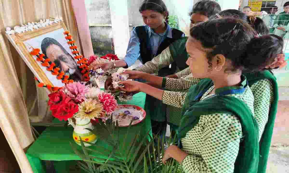 झारखंड के 35,000 सरकारी स्कूलों के 32 लाख छात्रों ने दिशोम गुरु को दी श्रद्धांजलि