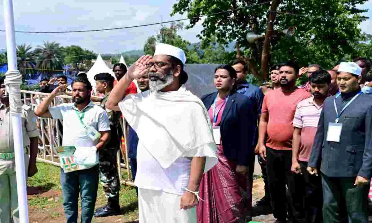 स्वतंत्रता दिवस पर सीएम हेमन्त सोरेन ने नेमरा में फहराया तिरंगा