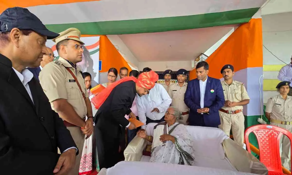 Dhanbad News: स्वतंत्रता सेनानी की धर्मपत्नी को उपायुक्त ने किया सम्मानित 