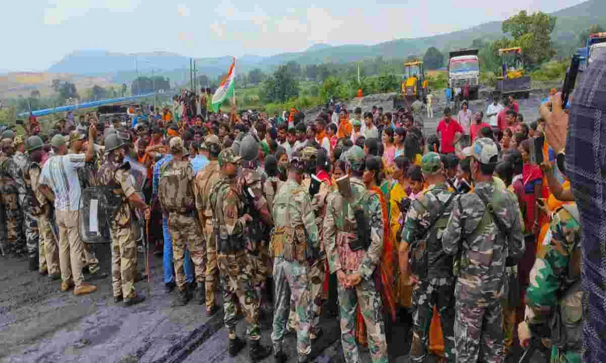 Hazaribagh News: युवा विस्थापित संघर्ष समिति ने रोका कोयला ट्रांसपोर्टिंग हाईबा, माइनिंग कार्य प्रभावित