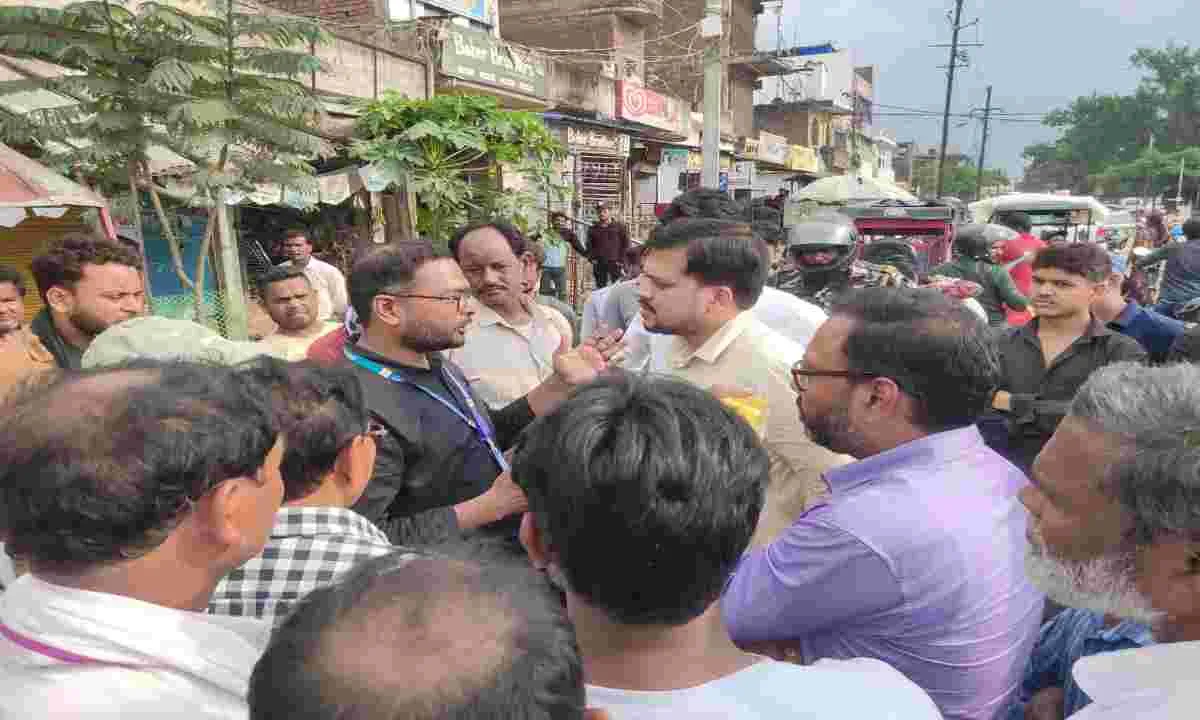 Hazaribagh News: खिरगांव चौक में ऑटो स्टैंड संचालकों की मनमानी पर जिला प्रशासन की सख्ती