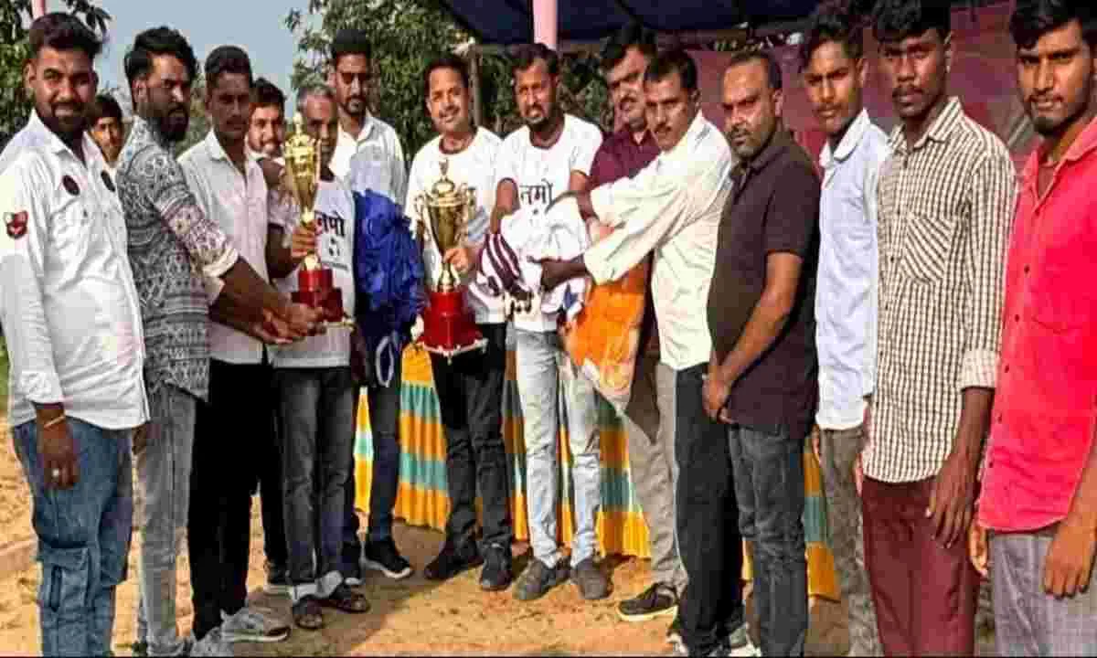 Hazaribagh News: युवा क्लब ढौठवा फुटबॉल टूर्नामेंट का हुआ  भव्य आगाज