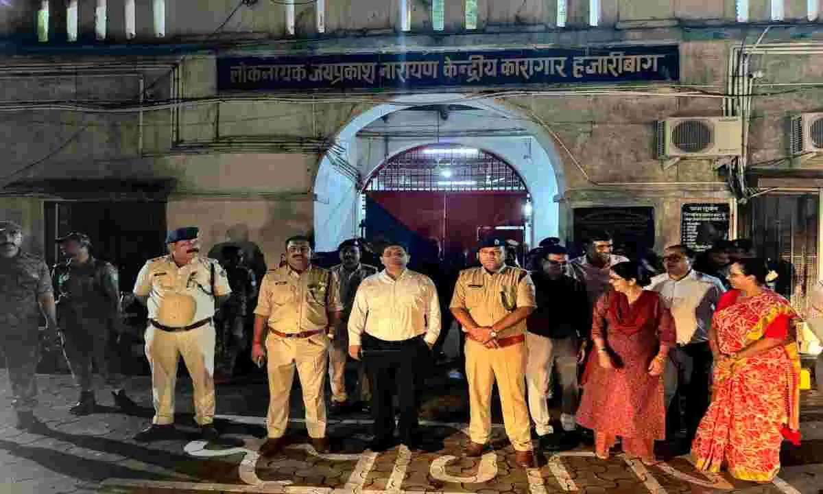 Hazaribagh News: हजारीबाग केंद्रीय कारा में प्रशासनिक छापामारी, कई खामियां