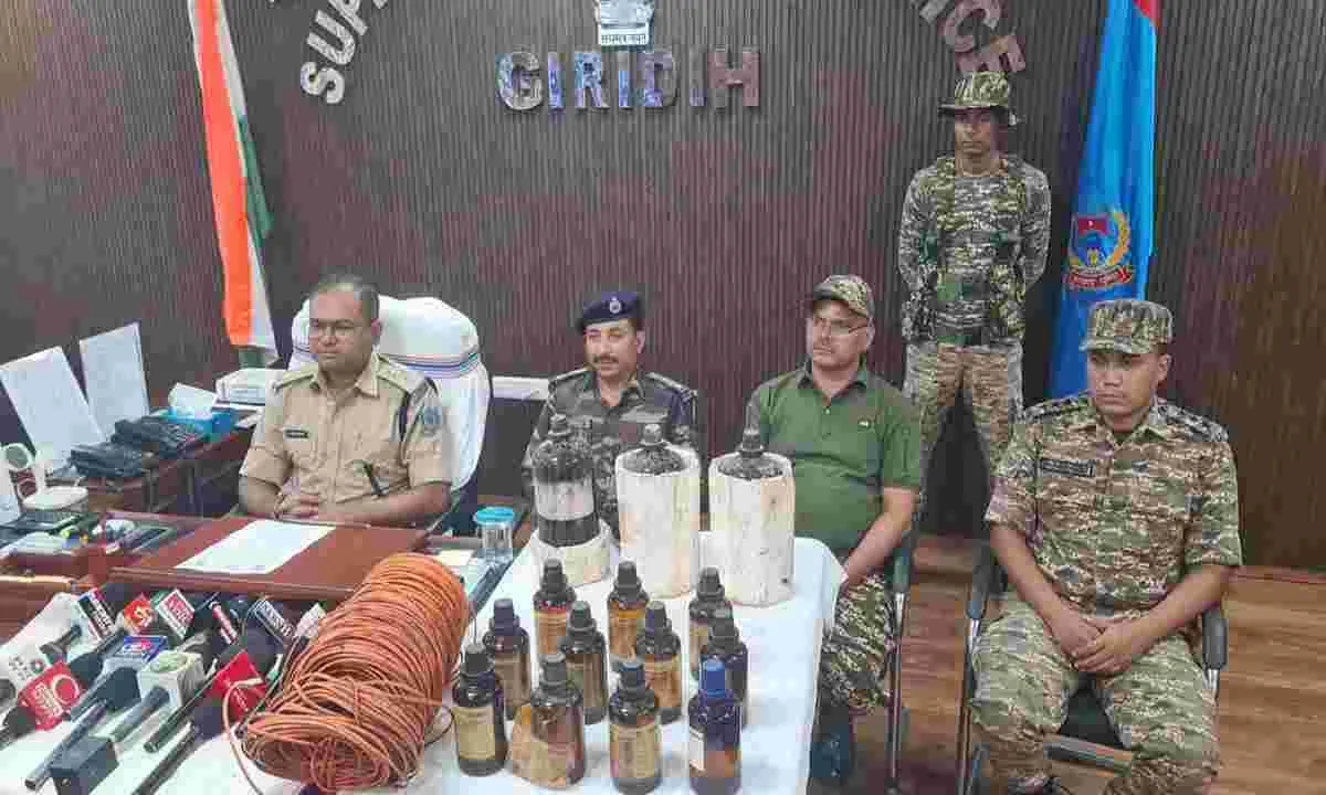 Jharkhand Naxal News: गिरिडीह पुलिस और CRPF का संयुक्त ऑपरेशन, पारसनाथ से विस्फोटक बरामद