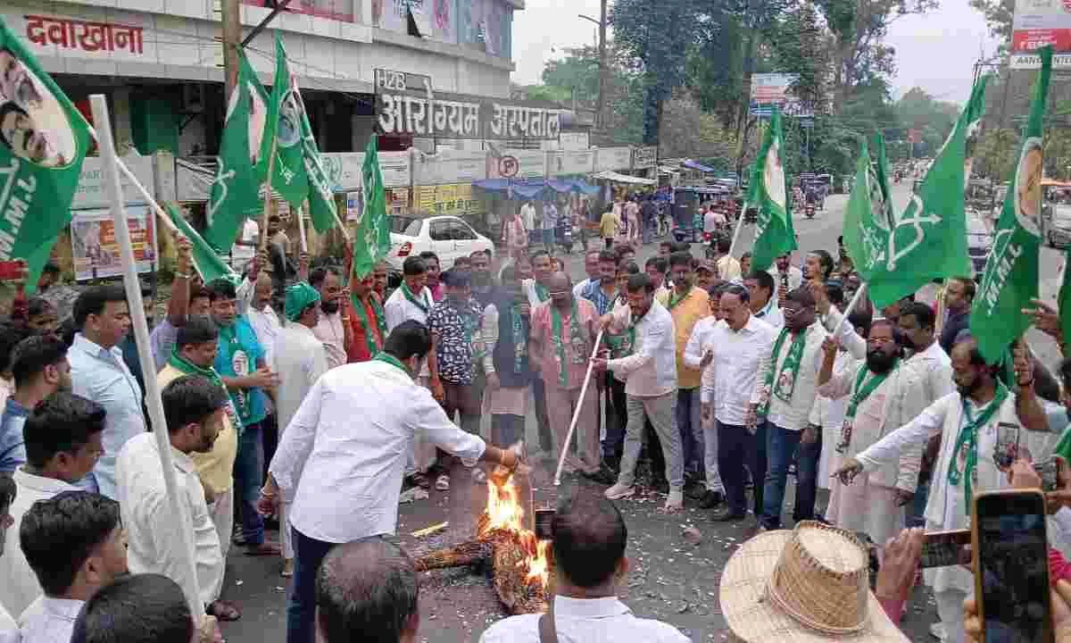 Hazaribagh News: झामुमो ने किया प्रदर्शन, विवादित विधेयक को बताया लोकतंत्र विरोधी