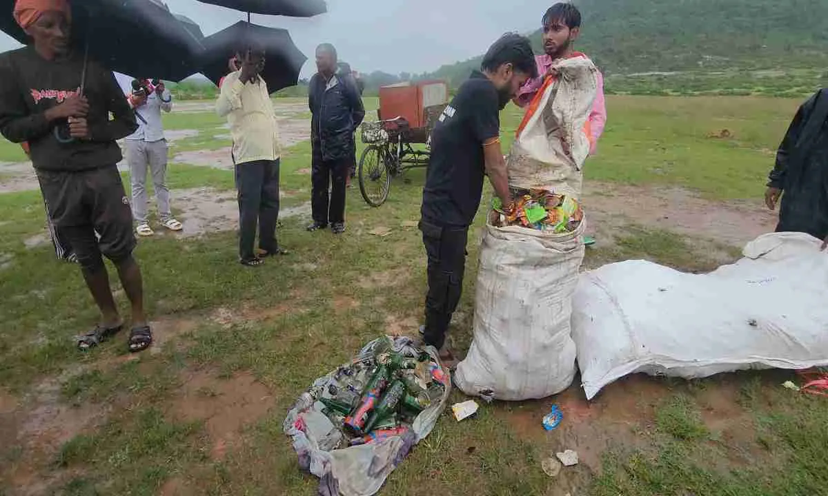 Hazaribagh News: झूलजुल पहाड़ी बदहाल, ग्रामीणों ने चलाया सफाई अभियान