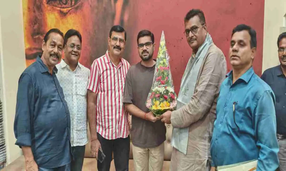 Hazaribagh News: संकल्प जैन ने लहराया सफलता का परचम, सांसद मनीष जायसवाल ने दी बधाई