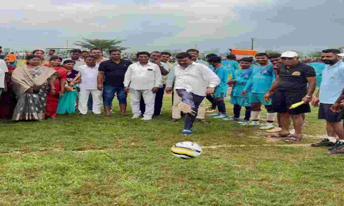 Hazaribagh News: विधायक रोशनलाल चौधरी ने किया नवोदय विकास फुटबॉल टूर्नामेंट का उद्घाटन 
