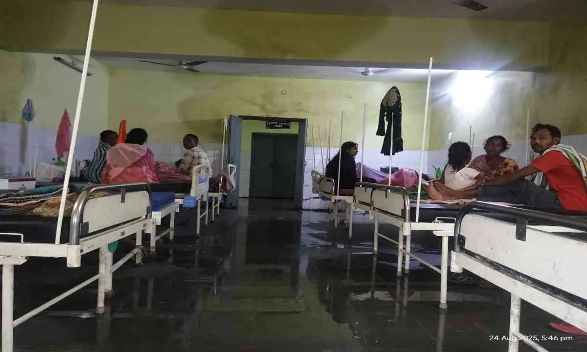 Ramgarh News: गोला सामुदायिक स्वास्थ्य केंद्र का स्थिति बेहद चिंताजनक, छतों से टपक रहा पानी 