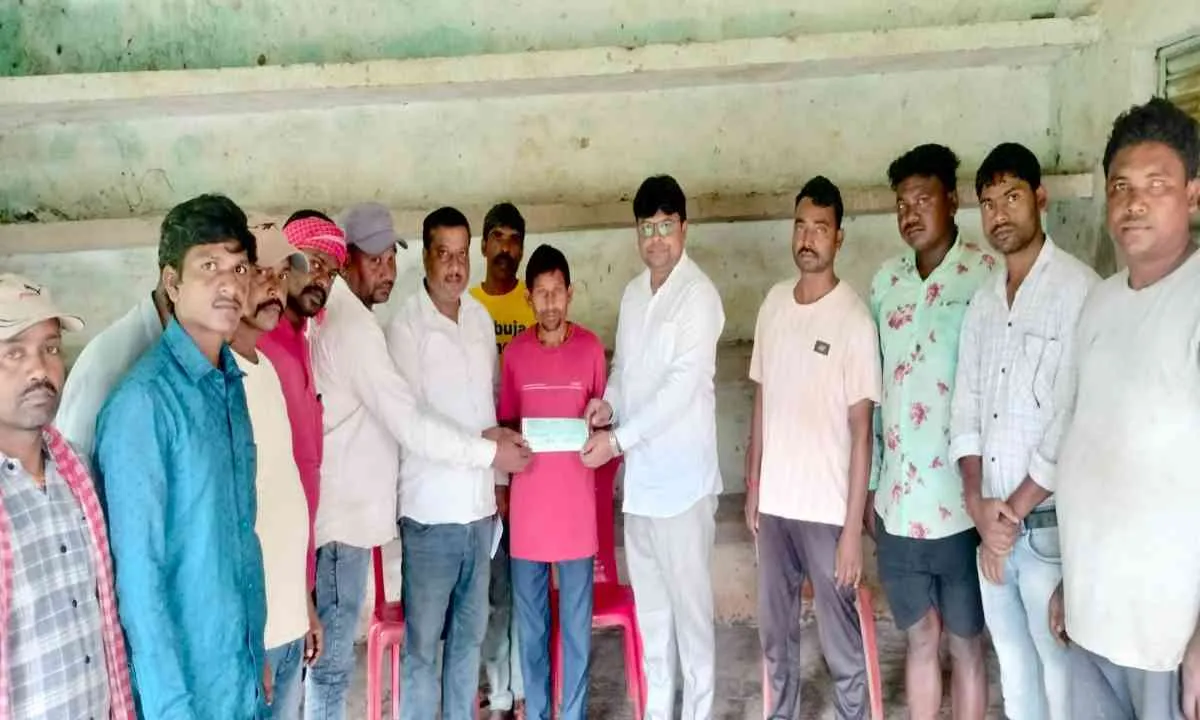 Ramgarh News: मुख्यमंत्री सहायता राहत कोष से मिला दुर्घटना में गंभीर रूप से घायल को 50 हजार का चेक