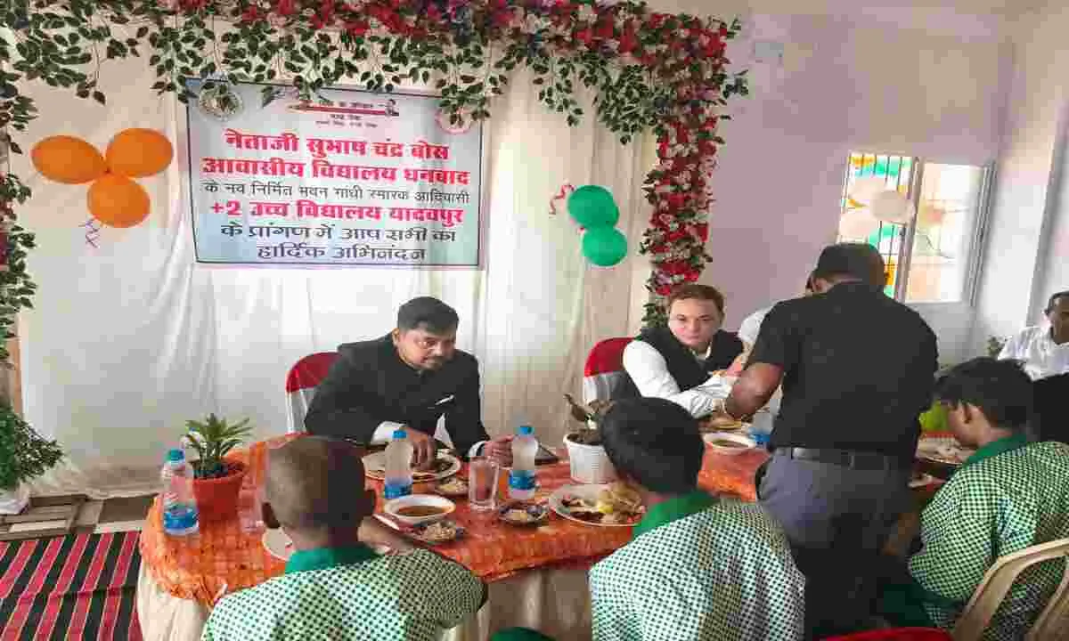 उपायुक्त ने स्वतंत्रता दिवस के मौके पर विद्यालय के बच्चों के साथ किया लंच