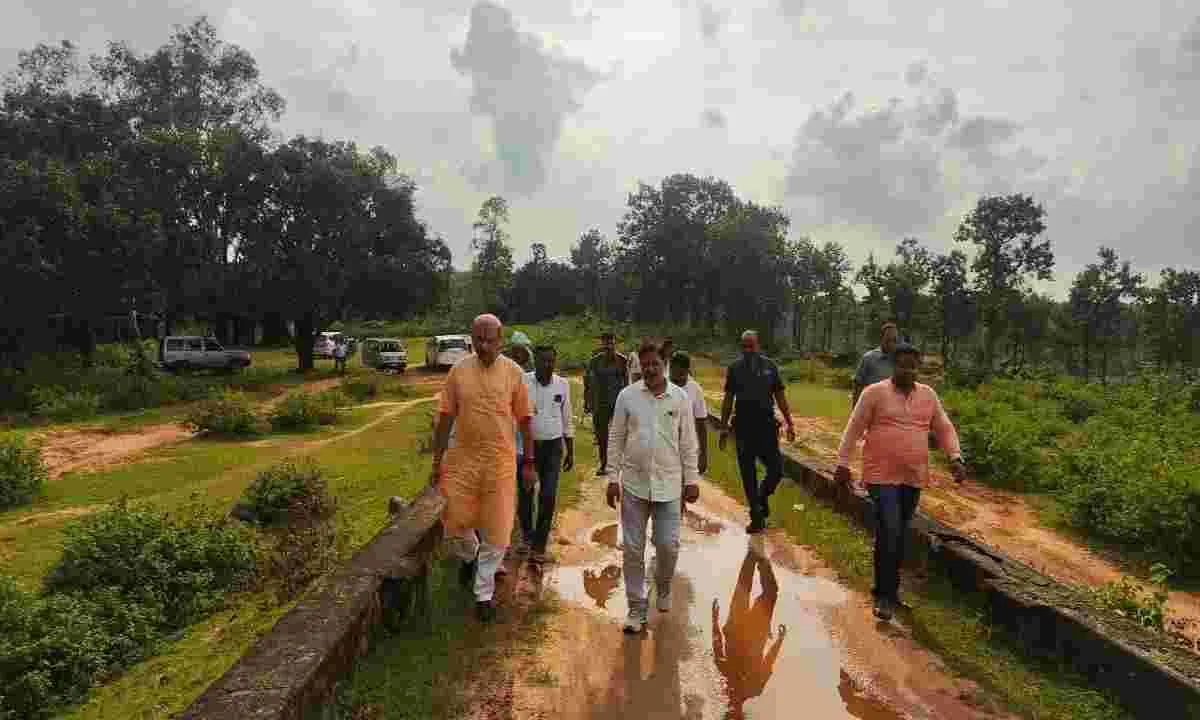 Hazaribagh News: गांव-गांव घूमते दिखे पूर्व केंद्रीय मंत्री जयंत सिन्हा, जिला प्रशासन और कोल इंडिया को दिए 15 दिन का अल्टीमेटम