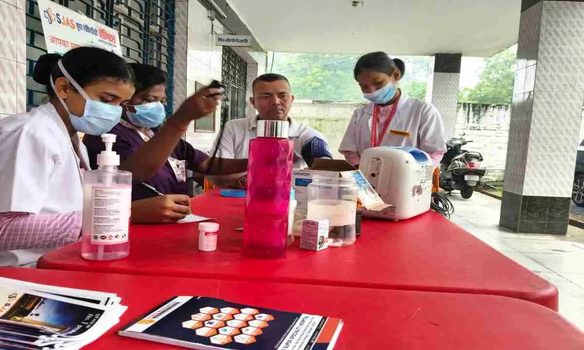 Dhanbad News: SJAS सुपर स्पेशियलिटी हॉस्पिटल ने लगाया निःशुल्क स्वास्थ्य शिविर